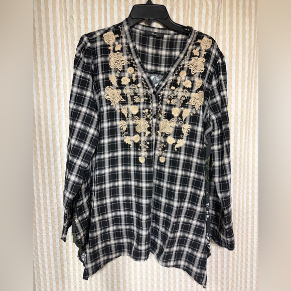 ANDREE BY UNIT Tops - Black and White Plaid Blouse with Floral Embroidery